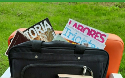 La Biblioteca de Ponent crea una 'maleta viatgera' per apropar la lectura a la gent gran | Cedida